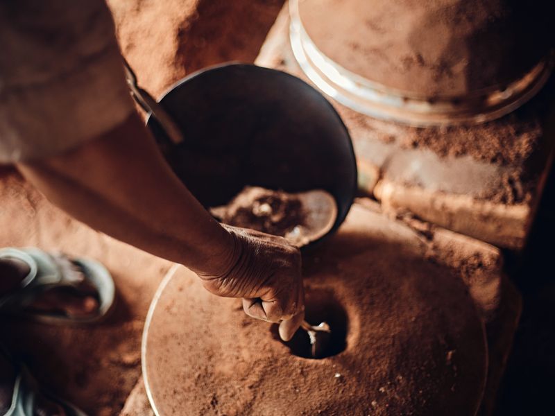Broyage des amandes grillées dans un moulin en pierre