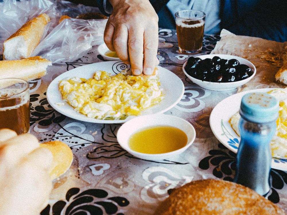 فطور عائلي مغربي على مائدة